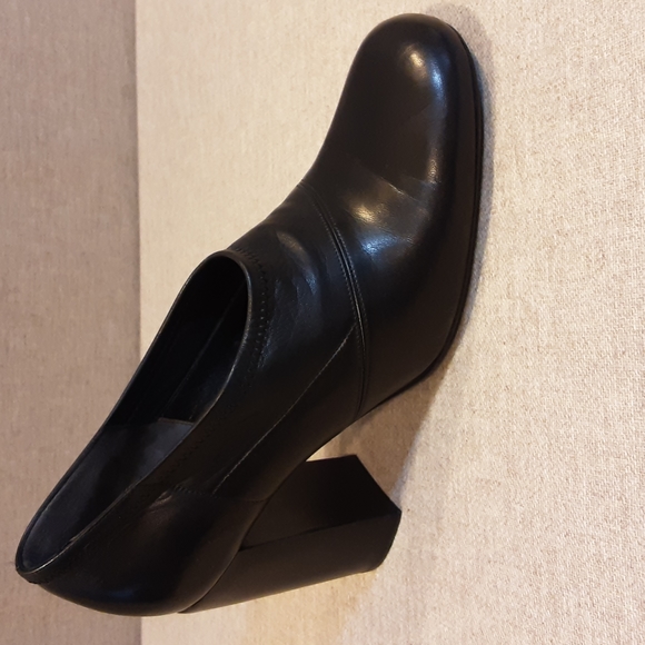 Donna Karan Leather Heel Pumps size 8 - Picture 2 of 16